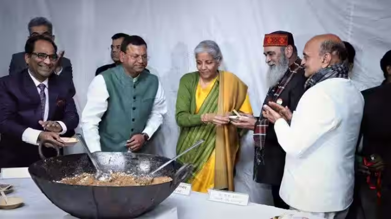 Halwa Ceremony: बजट सत्र से पहले हलवा रस्म, वित्त मंत्री ने अपने हाथों से बांटा