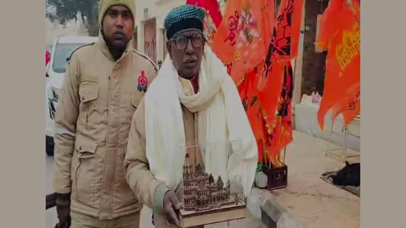 Iqbal Ansari Gifts Ram Temple Miniature: बाबरी के पक्षकार इकबाल अंसारी ने अपने गनर को गिफ्ट किया राम मंदिर का लघु मॉडल