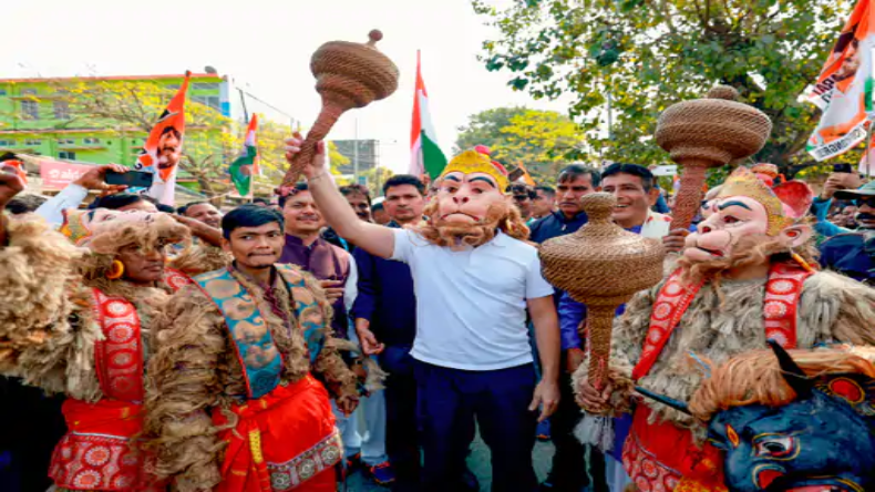 रामलला की प्राण प्रतिष्ठा से पहले हनुमान बने राहुल गांधी, असम में यात्रा के दौरान पहना मुखौटा