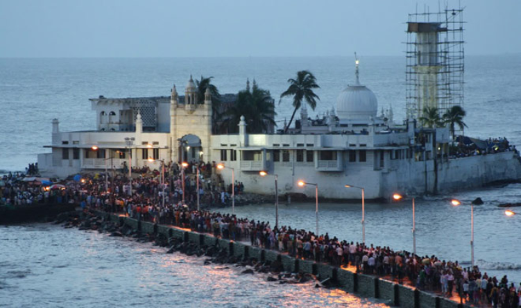 Haji Ali: जानिए क्यों समुद्र के बीच होने पर भी नहीं डूबता हाजी अली दरगाह?