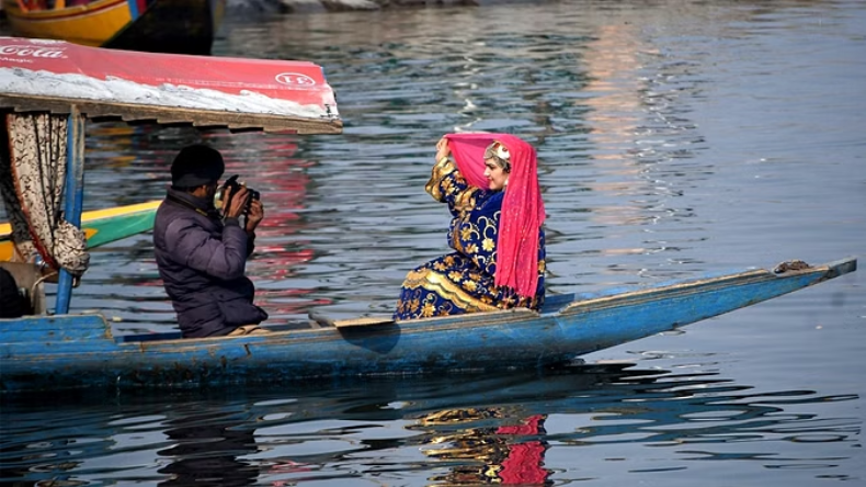 Weather Update: मौसम में हुआ बदलाव तो जम्मू कश्मीर की ठंड हुई कम, 4 दिन बाद बारिश और बर्फबारी की संभावना