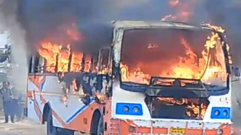 Hajipur Burning Bus:  हाजीपुर में सवारी बस में लगी भीषण आग, केबल शॉर्ट सर्किट बना कारण