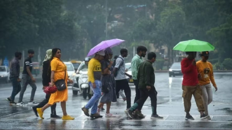 Weather update: राजधानी में क्या फिर एंट्री लेगी ठंड? IMD का बारिश को लेकर येलो अलर्ट