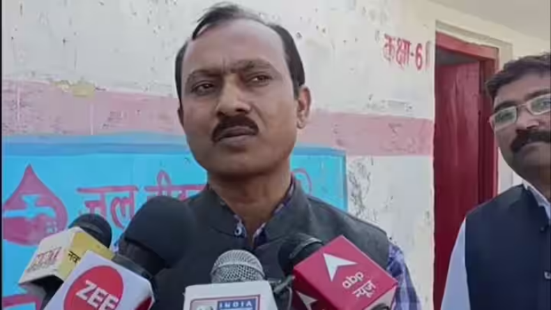 कुशीनगर: मिड डे मील खाने से दर्जनों बच्चे हुए बीमार, स्कूल का निरीक्षण करने पहुंची जांच टीम