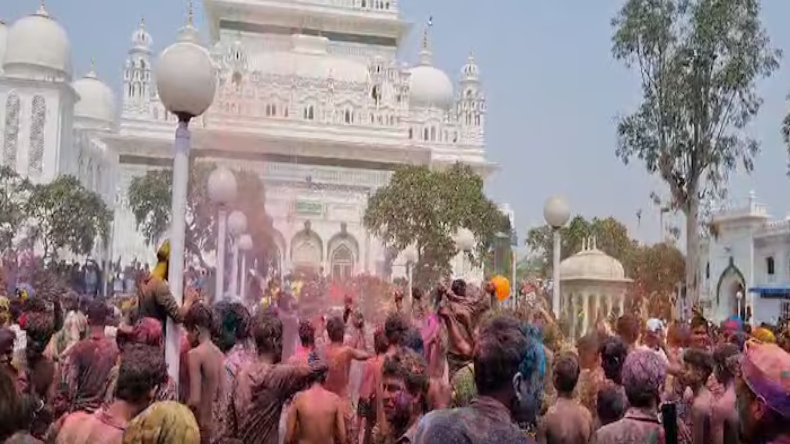 उत्तर प्रदेश की यह दरगाह है भाईचारे की मिसाल, जहां हिंदू और मुसलमान साथ खेलते हैं होली