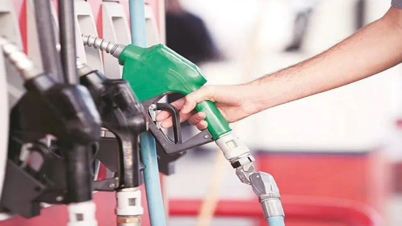 Petrol-Diesel Price: चुनाव से पहले आम लोगों को राहत, दो रुपये सस्ता हुआ पेट्रोल-डीजल