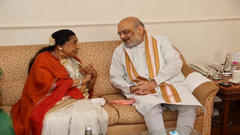 Asha Bhosle: मुंबई में अमित शाह से आशा भोसले ने की मुलाकात, वीडियो हुआ वायरल