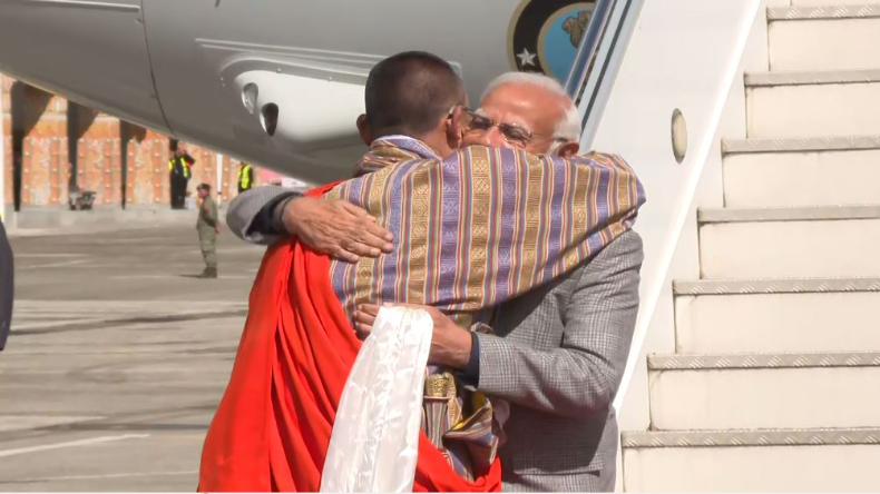 PM Modi Bhutan Visits: PM मोदी दो दिवसीय दौरे पर पहुंचे भूटान, भूटानी पीएम ने एयरपोर्ट पर किया स्वागत