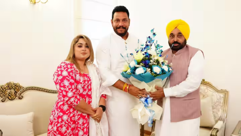 Robin Sampla: पंजाब में भाजपा को लगा बड़ा झटका, रॉबिन सांपला हुए आप में शामिल