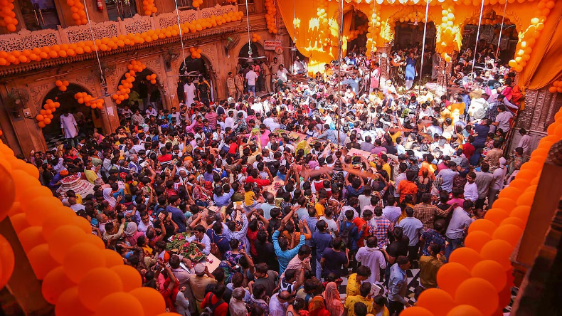 Banke Bihari Temple: बांकेबिहारी मंदिर की भीड़ बनी मौत की वजह, दिल्ली के श्रद्धालु की गई जान