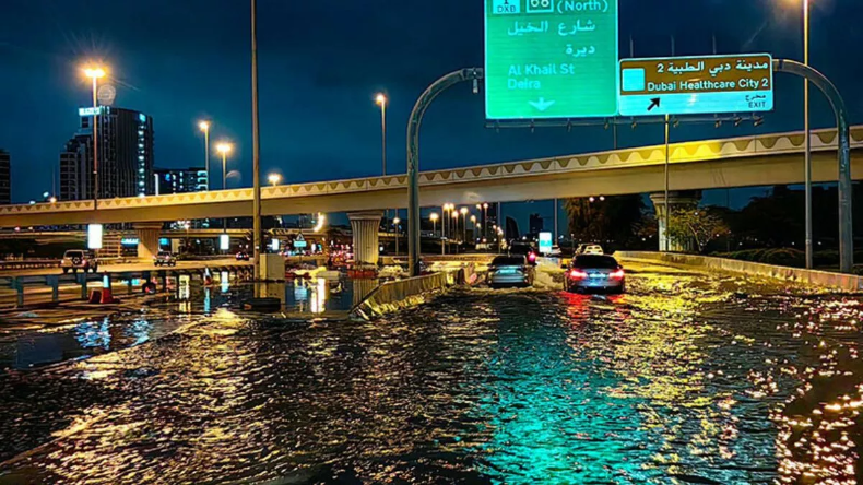 Rain In UAE: यूएई में भारी बारिश से त्राहिमाम, अब तक भारत और दुबई के बीच 30 से ज्यादा उड़ानें रद्द