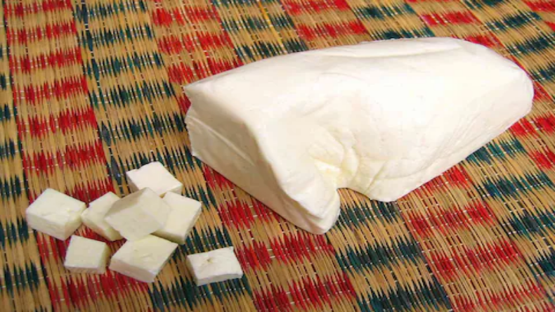 Online Paneer: महिला ने ऑनलाइन मंगवाया 5 Kg पनीर, चाकू से काटते ही उड़ गए होश