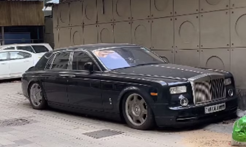 Rolls-Royce Phantom: रोल्स रॉयस फैंटम का पुराना वीडियो हुआ वायरल, कोलकाता के एक होटल में लावारिस पड़ी है कार