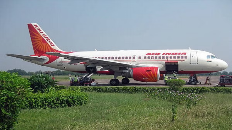 Air India का मुंबई से US जाने वाला प्लेन 18 घंटे से ज्यादा लेट, आज सुबह 10.30 बजे उड़ान भरेगी फ्लाइट