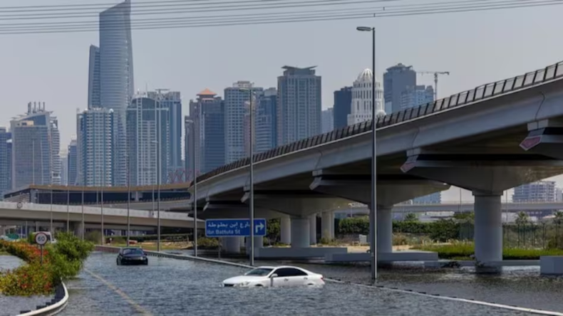 Dubai weather: अंधाधुन बारिश के बाद दुबई में एडवाइजरी जारी, रुकी फ्लाइट्स की रफ्तार