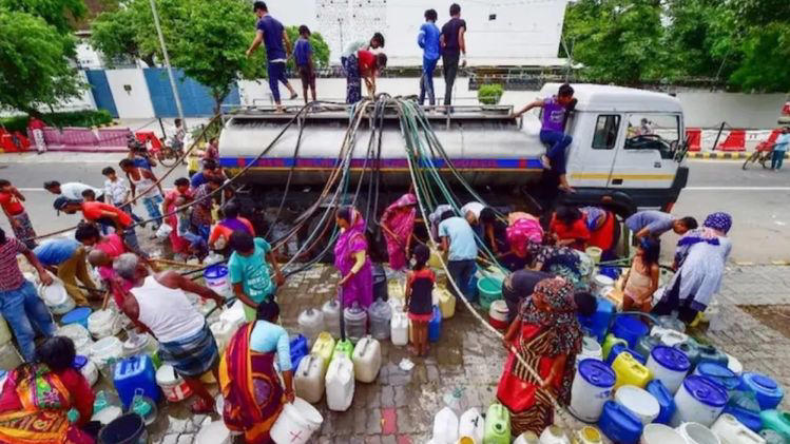 Heatwave: भीषण गर्मी के बीच दिल्ली में जल संकट, टैंकर से हो रहा पानी का सप्लाई