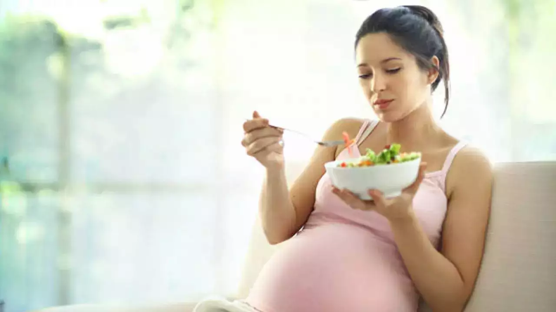 Pregnancy Tips: प्रेग्नेंसी में भूलकर भी ना खाएं इन चीज़ों को वरना हो सकता है नुकसान