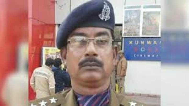 Lucknow: योगी सरकार ने महिला पुलिसकर्मी संग रंगरेलियां मनाने वाले डिप्टी एसपी को बनाया कांस्टेबल