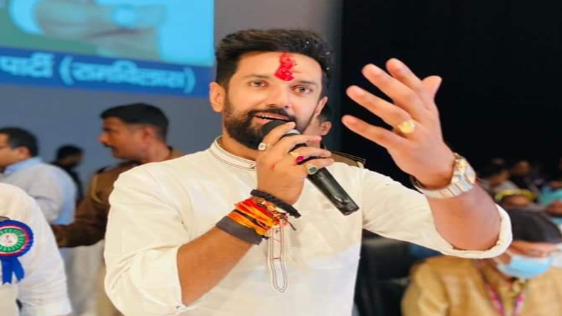 Chirag Paswan: हाथों में इतने धागे क्यों बांधे रहते हैं चिराग पासवान? जानें उनका जवाब