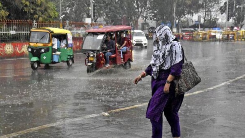 Weather Update: दिल्ली और आसपास के इलाकों में बारिश, लोगों को गर्मी से मिली राहत