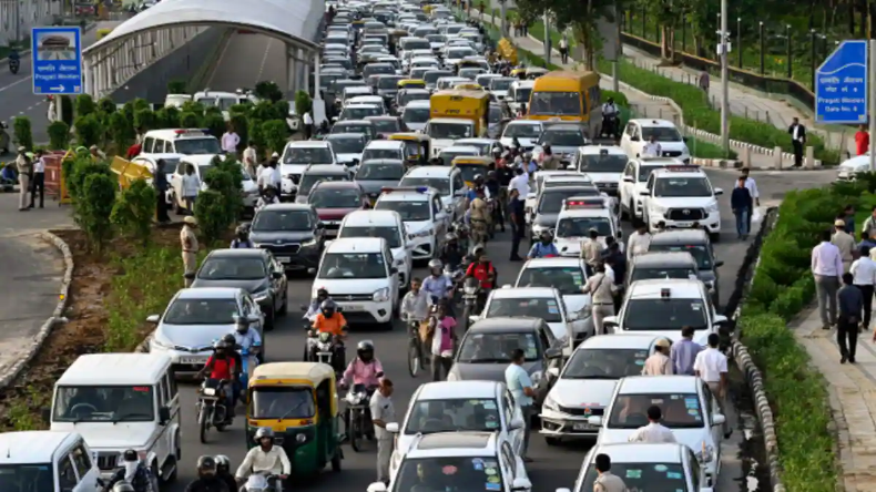 Noida Traffic Advisory: मंगलवार को नोएडा में बदल जाएगी ट्रैफिक व्यवस्था, घर से निकलने से पहले पढ़ लें एडवाइजरी