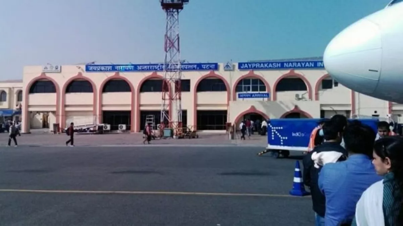 Patna Airport Bomb Threat: पटना एयरपोर्ट को बम से उड़ाने की मिली धमकी, बढ़ाई गई सुरक्षा