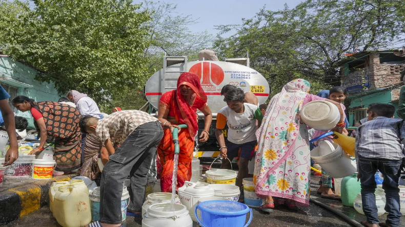 दिल्ली में जल का संकट हुआ और विकराल, एक बूंद पानी के लिए तरस रहे लोग