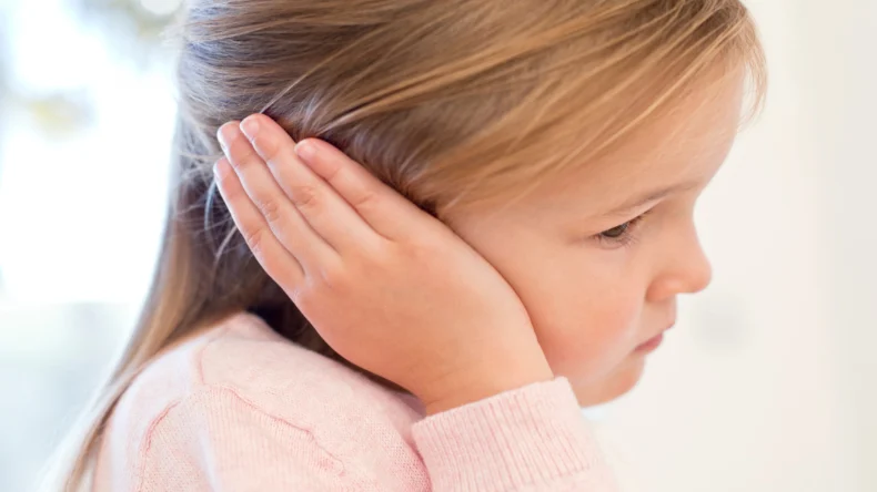 Ear Infection: बारिश के कारण कानों में होने वाले इंफेक्शन के लक्षण और बचाव के उपाय