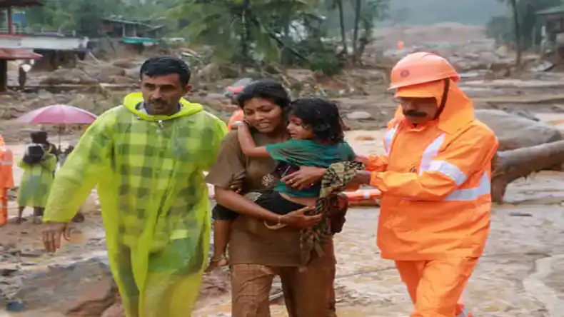 Wayanad Landslides: वायनाड में भूस्खलन का विनाशकारी कहर, 126 मौतें, केरल में भारी बारिश का रेड अलर्ट, 8 जिलों में स्कूल बंद