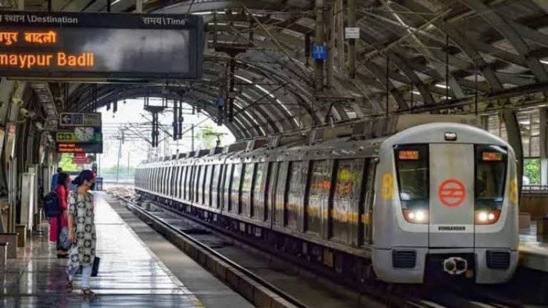 दिल्ली मेट्रो में Reels बनाने वालों पर DMRC का एक्शन, 1647 लोगों को भरना पड़ा जुर्माना