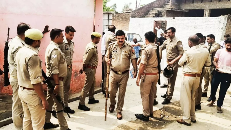 पहले दी झगड़े की सूचना, फिर की जमकर मारपीट, जान बचा के भागे पुलिसकर्मी