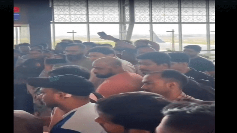 Lucknow Airport: अचानक फ्लाइट कैंसिल होने से नाराज यात्रियों ने लखनऊ एयरपोर्ट पर किया हंगामा