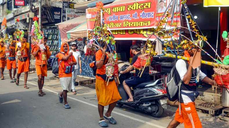 कांवड़ियों की गुंडागर्दी: कहीं मानसिक रूप से कमजोर को पीटा, कहीं गाड़ी-पेट्रोल पंप तोड़ा, पुलिस मौन