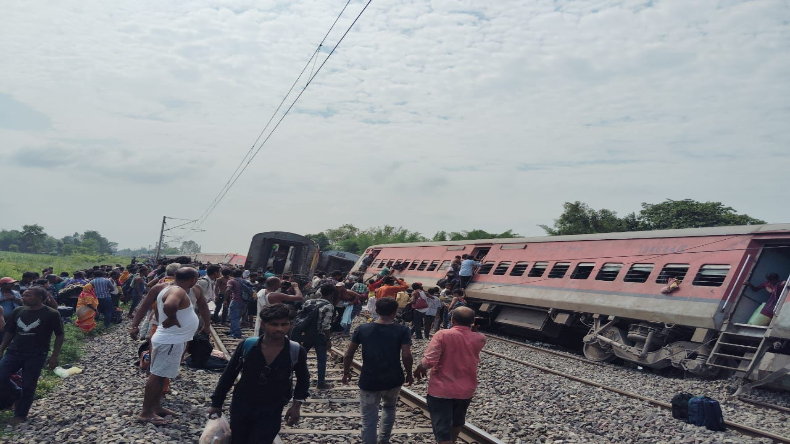 गोंडा में बड़ा ट्रेन हादसा, पटरी से उतरी डिब्रूगढ़ एक्सप्रेस , 4 की मौत