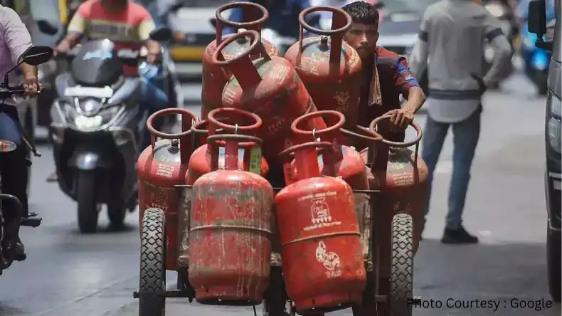 LPG Cylinder: महंगाई का नया झटका, आज से बढ़े कमर्शियल सिलेंडर के दाम