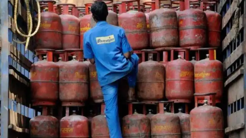 LPG Prices: राज्य सरकार ने भी बढ़ाया राहत का हाथ, साल में तीन मुफ्त सिलेंडर देने का ऐलान