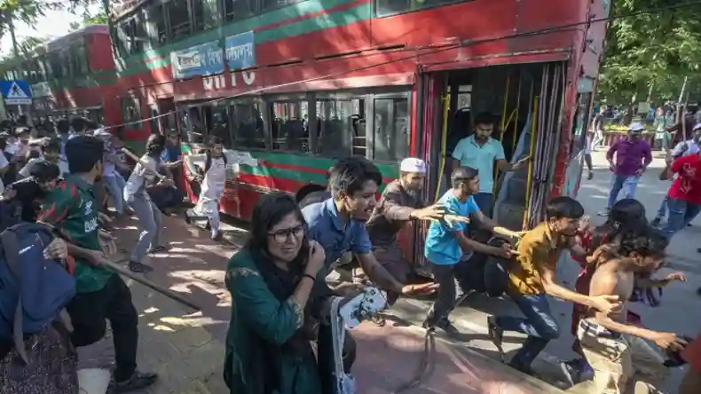 तख्तापलट के बाद पटरी पर लौट रहा बांग्लादेश, स्कूल-कॉलेज फिर खुले, जानें- कैसे हैं अब हालात