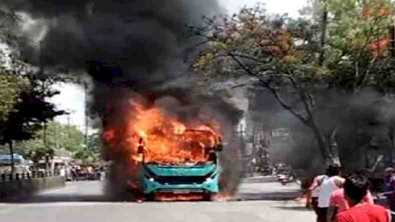 Fire in Bus: इंदौर में चलती बस में लगी आग, मचा हड़कंप