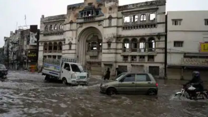 पाकिस्तान में हुई रिकॉर्डतोड़ बारिश,  घर, सरकारी अस्पताल और सड़के हुई जलमग्न