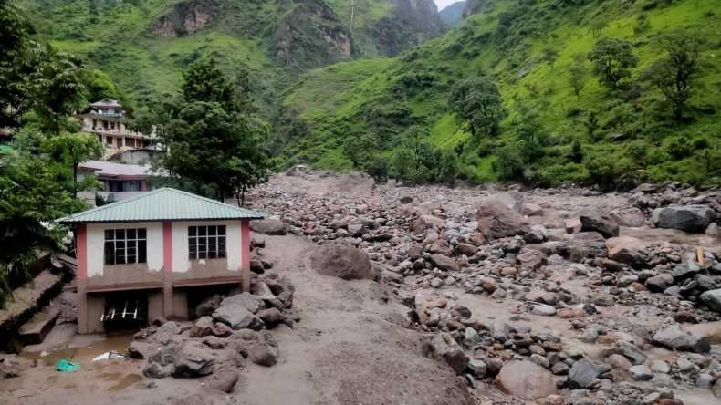 कुल्लू-मंडी में बादल फटने से हाहाकार, 3 लोगों की मौत, 50 लापता