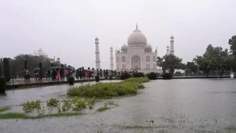 आगरा में भारी बारिश के बाद पानी-पानी हुआ ताज महल, सुरक्षा अलर्ट जारी