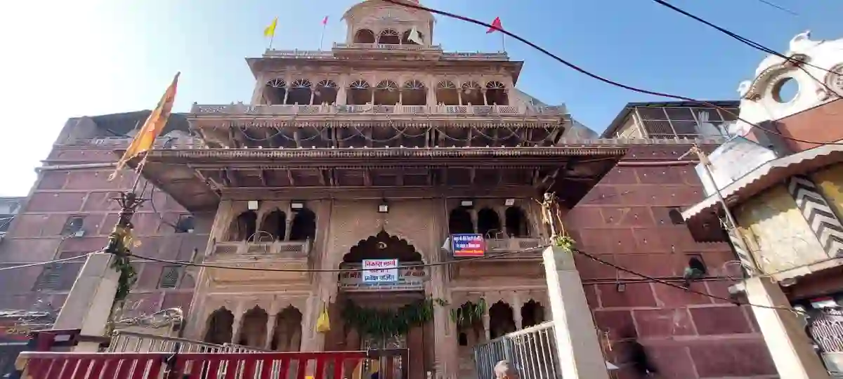 तिरुपति मंदिर के बाद, बांके बिहारी मंदिर पर लग रहे मिलावटी दूध चढ़ाने के आरोप