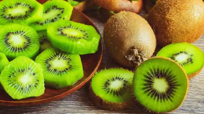 Kiwi का सेवन हो सकता है जानलेवा, इन 6 लोगों को हो सकती हैं खतरनाक बीमारी