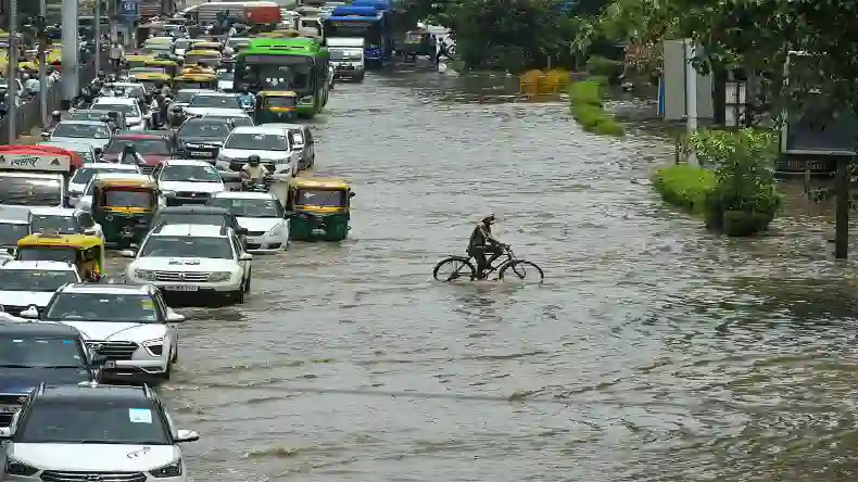 दिल्ली में मौसम का मिजाज बदला: भारी बारिश से गिरा पारा, राजधानी में आई ठंडक