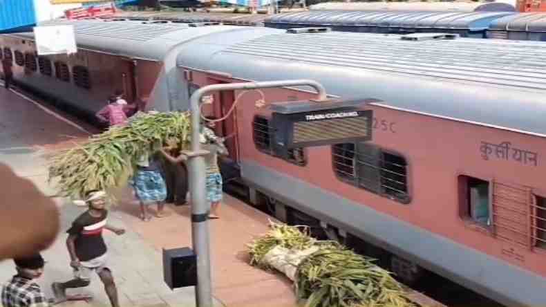 बिहार में सब संभव है! ट्रेन बनी पशु आहार गाड़ी, शख्स के करतूत को देख सब हैरान रह गए