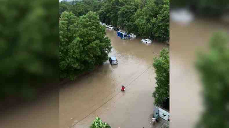 इसी को कहते है मजबूरी…बाढ़ के पानी में हालत खराब होने के बावजूद ऑर्डर देने पहुंचा डिलीवरी बॉय