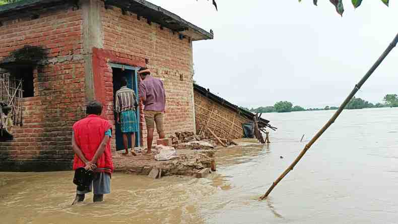 बिहार में बाढ़ से मची खलबली, 7 जगहों पर टूटे तटबंध, ठहरने की कोई जगह नहीं