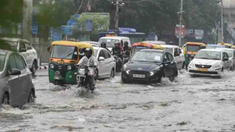 दिल्ली में बारिश ने मचाई तबाही, एसी-कूलर हुए बंद