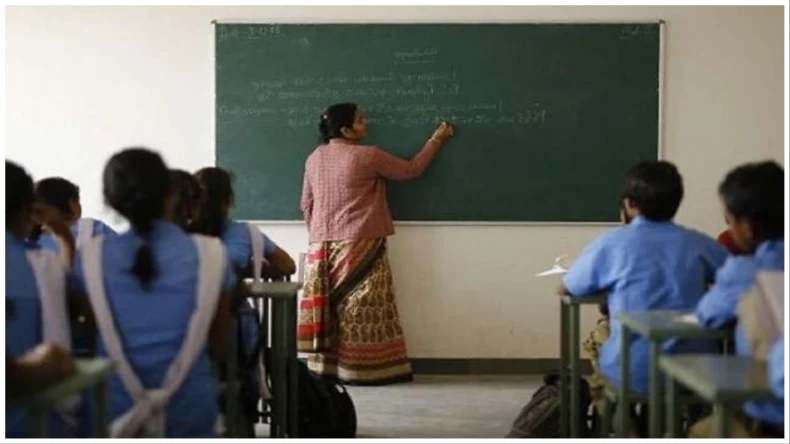 बिहार: सरकारी स्कूलों की टीचर्स अब नहीं पहन पाएंगी जींस और टी शर्ट, सरकार ने लगाई रोक