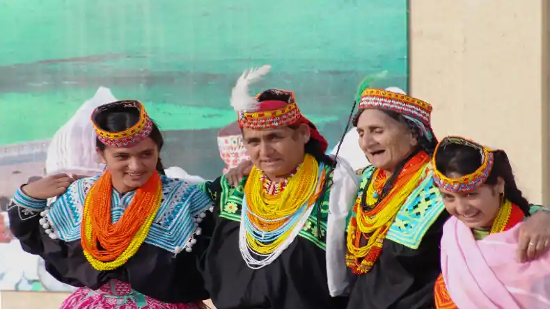 हर कोई अपनाना चाहेगा इस देश की परंपरा, लड़कियां चुनती है अपनी पसंद का मर्द